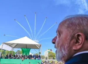 Presidente Lula acompanha as manobras da Esquadrilha da Fumaça no desfile do 7 de setembro em Brasília. Foto: Ricardo Stuckert /PR