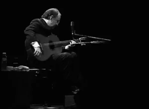 João Gilberto em show realizado em 1998 no Sesc Vila Mariana | Crédito: Divulgação Acervo Sesc Audiovisual