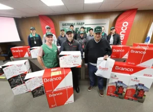 Juliano Silva (centro da imagem) com a equipe do SENAR-PR, durante entrega de equipamento no dia 12 de junho