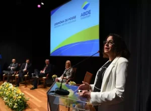 Luciana Santos, durante posse do novo presidente da Associação Brasileira de Desenvolvimento, em Brasília | Foto: Telmo Ximenes/ABDE