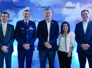 Rodrigo Zapata, Secretário da Autoridade Aeronáutica da Colômbia, José Luis Avendaño, subdiretor da Aeronáutica Civil da Colômbia, Estuardo Ortiz, CEO da JetSMART, Laura Martínez, gerente de Inovação e Sinergia da Procolombia, Víctor Mejía, VP Comercial e CCO da JetSMART (Foto: Divulgação)
