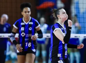 FOTO: A oposta Bruna Moraes (Ao fundo) e a levantadora Amanda Sehn. Foto: Ricardo Bufolin/ECP