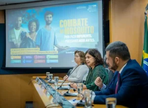 Ministra da Saúde, Nísia Trindade, em coletiva de imprensa para anúncio da estratégia de vacinação contra a dengue - Foto: Julia Prado / MS