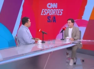João Vítor Xavier (à esquerda) entrevista Silvio Matos no CNN Esportes S/A. Foto: Divulgação/CNN Brasil