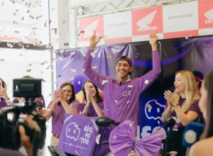 João Pedro e fomers. Fonte: Divulgação aiqfome