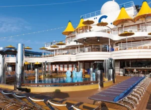 Área externa do Costa Favolosa - Foto: Divulgação