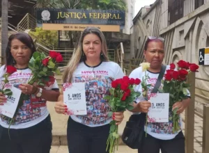 Na imagem, mães de vítimas da barragem de Brumadinho pedem voto contra HC que inocenta ex-presidente da Vale. Da esquerda para a direita, Jacira Francisca, que perdeu o filho Thiago Mateus Costa; Andressa Rodrigues, que perdeu o filho Bruno Rodrigues e Maria Regina, que perdeu a filha Priscila Elen Silva - Foto: AVABRUM