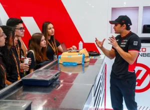Delegação do British Council formada por estudantes e professores interage com o piloto reserva da Haas, Pietro Fittipaldi, durante visita ao autódromo de Interlagos (Divulgação / Fórmula 1®)