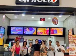 Ariane (ao centro) e parte de sua equipe na unidade Griletto, do Unimart Shopping Campinas