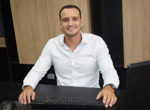 O gerente de locações, Lucas Delagnelo, que “abraçou” a nova demanda por aluguéis de curto prazo na JBA Imóveis.