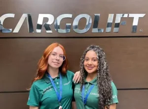 Emanuelly e Hemelly são jovens aprendizes desde 2023. Foto: Divulgação/Cargolift.