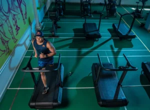 Corredor encara treinamento em esteira visando à competição (Foto: Dimitri Crusz / Red Bull Content Pool)