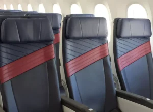 Melhorias incluem assentos com couro reciclado e novo sistema de entretenimento com telas de 12 polegadas em alta definição e conexão bluetooth para fones de ouvido (Imagem: Divulgação LATAM)