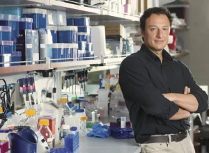 O Prof. Dr. Alysson Muotri, no Muotri Lab, na Universidade da Califórnia em San Diego