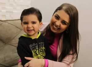 Camila Vaticola Santos e seu filho. Foto: Andreza Rossini / Comunicore