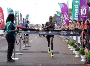 Ezra Kipchumba Kering, campeão dos 42 km Masculino - Foto: Disposição /www.disposicao.com.br/Maratona de Londrina