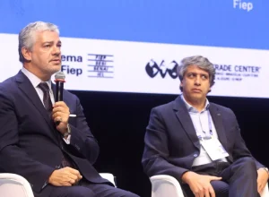 Legenda: Marcos Troyjo e Luciano Menezes: Brasil exporta 15% do seu PIB, enquanto Portugal, muito menor, exporta 50%. Foto: Rodrigo Félix Leal