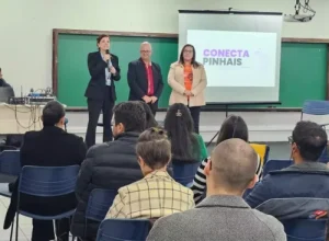 Michele Riquetti Tesser, gerente da Regional Leste do Sebrae/PR, durante o 1º Encontro Aberto Conecta Pinhais, que promoveu discussões sobre inovação aberta nos negócios e lançou o programa Acelera Pinhais