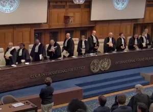 Foto: Juízes da Corte Internacional de Justiça saindo da sessão de 26 de Janeiro, onde pediram a libertação imediata e incondicional dos reféns que seguem mantidos em cativeiro em Gaza. (Screenshot/Youtube)