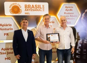 Diretor-geral do Senar, Daniel Carrara, e os irmãos Marcos e Jaime Venturin. Foto:Wenderson Araujo/Trilux