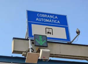 Praça de pedágio com sinalização de faixa exclusiva para cobrança automática. Foto: Divulgação ARTESP Dentre os motivos que têm impulsionado a adesão deste meio de pagamento entre motoristas de todo o país, a praticidade e o controle de gastos são os grandes destaques. Mas, segundo Carlos Gazaffi, presidente da Abepam e do Sem Parar, é preciso considerar que, durante a pandemia, usuários começaram a optar cada vez mais pelo uso de meios de pagamento sem contato além do crescimento observado após a implantação do free flow no país. “Embora usadas com mais frequência nos pedágios, as tags podem ser utilizadas em diversos pontos da jornada dos clientes. Para se ter uma ideia, hoje há mais de 11 mil estabelecimentos no Brasil que aceitam as tags como forma de pagamento em