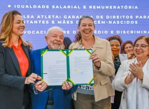 O presidente Lula e a ministra Ana Moser (Esporte) com o texto sancionado da lei que modifica o Bolsa Atleta. A senadora Leila Barros (E) e a ministra Cida Gonçalves (Mulheres) também participaram do ato. Foto: Ricardo Stuckert / PR