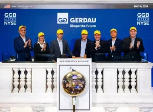 Executivos da Gerdau conduzindo a cerimônia do fechamento do mercado da NYSE. Crédito: Divulgação/Gerdau