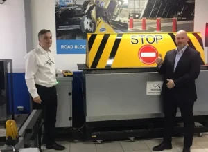 Marco Barbosa, diretor da Came do Brasil, e Andrea Menuzzo, CEO global da empresa, em visita do italiano à filial da companhia em Indaiatuba (SP) (Foto: Divulgação/Came)