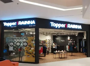 Fachada da loja dupla marca Topper e Rainha