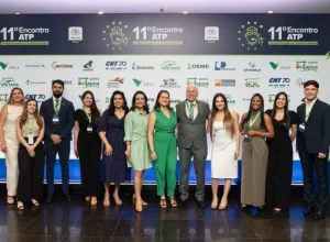 O presidente da ATP, Murillo Barbosa (ao centro), executivos e colaboradores
