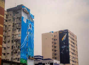 CURA AMAZÔNIA: artistas Duhigó e Rember inauguram pinturas em grande escala em empenas de edifícios em Manaus, dia 17/8