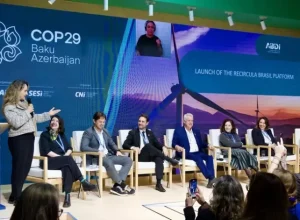 Talita Daher apresenta aspectos da Plataforma Recircula Brasil na Conferência do Clima, no Azerbaijão (foto: cniweb)