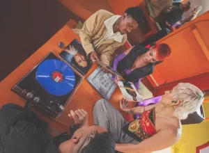 Toca-discos Vinil com Bluetooth Polyvox, preto brilhante. Imagem: divulgação Polyvox.