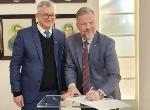 Vitor Tioqueta e o reitor Schiefler Filho firmam o convênio entre Sebrae/PR e UTFPR. Fotos: Adriano Oltramari