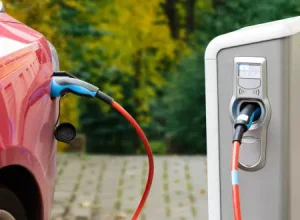 É possível carregar carros elétricos com energia solar com o equipamento correto (Imagem: Unsplash)