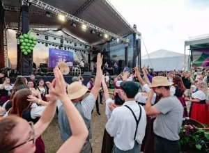 Brinde ao pôr do sol em frente ao palco principal - foto PMJ