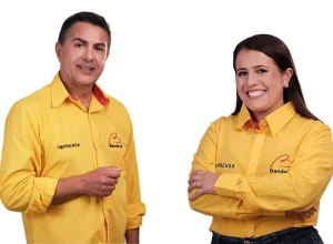 Jasson Goulart e Thais Travençoli, à frente do Banda B Cidade, com informações e serviços durante a tarde. Foto de Marcos Vinicius