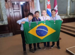 Da esquerda para a direita: David Li Chiun Liu, medalhista de prata; Marcos Paulo Gonçalves Santos, medalhista de ouro; Pedro Perry Resende, prata e Arthur Kui, ouro.