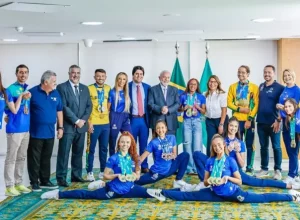 Presidente ao lado de atletas que representaram o Brasil nos Jogos Pan-Americanos e Parapan-Americanos de 2023. Foto: Ricardo Stuckert / PR