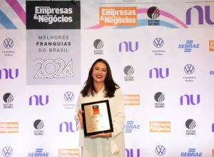 Paula Abreu, gerente de operações da Lupo, durante a premiação Créditos: Divulgação/Lupo