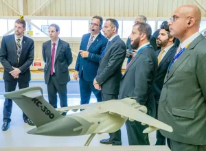 Ministro da Indústria e Recursos Minerais da Arábia Saudita, Bandar bin Ibrahim Alkhorayef em visita à Embraer. Foto/Divulgação