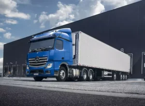 Caminhão da Mercedes-Benz agora sai de fábrica com a inteligência aplicada da Trimble Transportation Latam. Para
