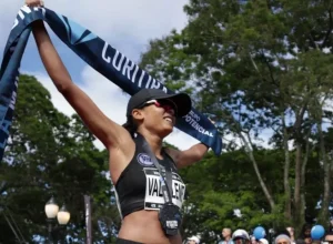 Valdilene Silva foi a grande campeã da Maratona de Curitiba - Foto: Lucas Mann/Foco Radical/Maratona de Curitiba