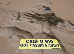 Ativistas do Greenpeace realizaram um protesto no leito seco do Rio Solimões, na cidade de Manacapuru, Amazonas. Foto: Nilmar Lage / Greenpeace