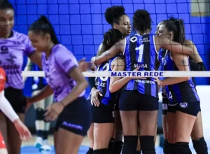 Jogadoras do Pinheiros comemoram ponto diante do Osasco na fase de classificação. Foto: Ricardo Bufolin/ECP