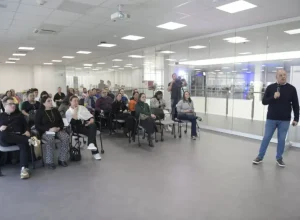 Eduardo Laynes, sócio-fundador da Pet Viagens Mania, compartilha dicas e melhores práticas para tornar negócios pet friendly, destacando a regulamentação da convivência pet em Curitiba. (Foto: Bruno Tadashi)