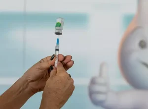 Mesmo com a mudança gradativa para versão injetável, o Zé Gotinha vai continuar na missão de sensibilizar as crianças das ações de imunização. Foto: Myke Sena/MS