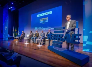 Vitor Tioqueta, diretor-superintendente do Sebrae/PR, em solenidade de abertura junto a representantes do Poder Judiciário. Foto: Inove.