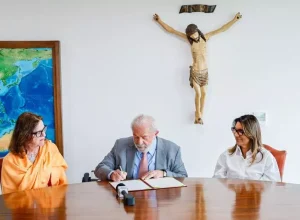 Presidente Lula com a ministra das Mulheres em exercício, Maria Helena Guarezi, e a primeira-dama, Janja Lula da Silva, durante a assinatura da lei - Foto: Ricardo Stuckert/PR