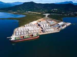 Com a alteração, essa medida passa de 8,5 metros para 9 metros, em Antonina. Assim, os navios podem entrar ou sair mais carregados, o que garante mais atratividade para o Porto de Antonina.